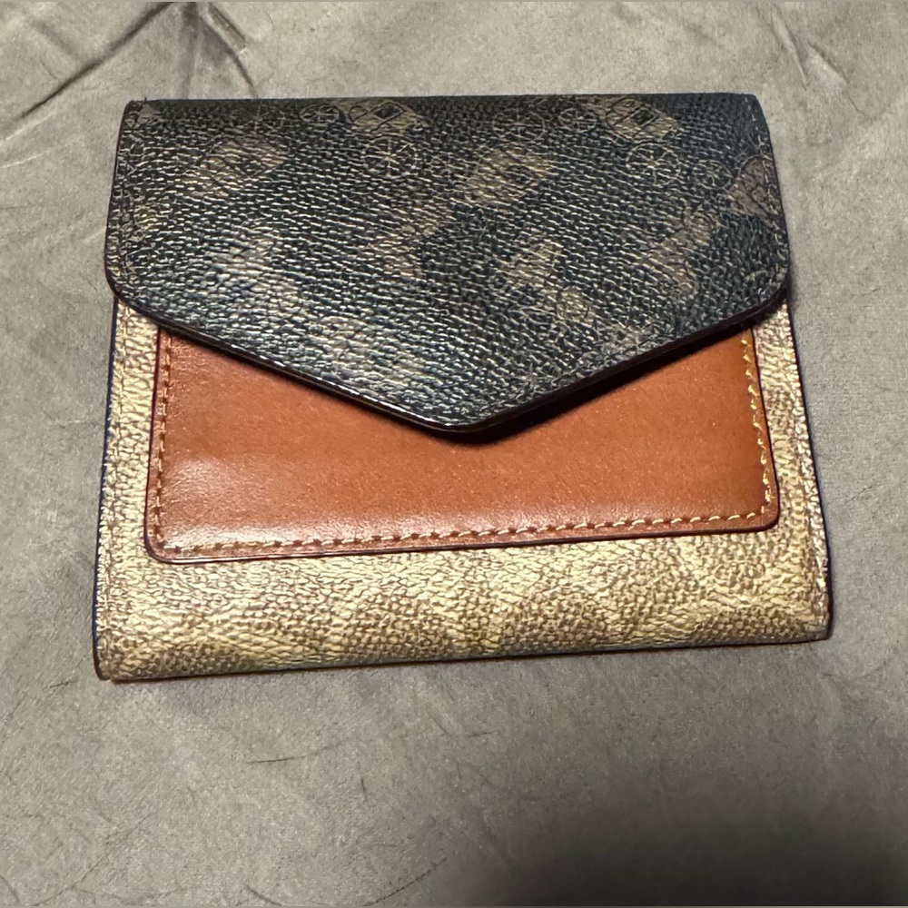 NWOT COACH WYN TRIFOLD WALLET
